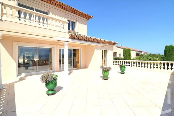 Maison à vendre  6 pièces - 245 m 2   FREJUS  - 83