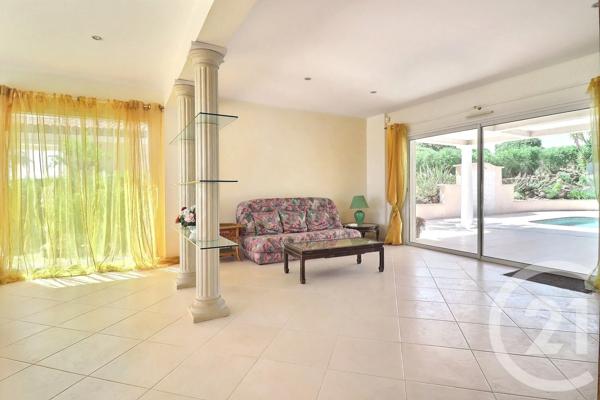 Maison à vendre  6 pièces - 245 m 2   FREJUS  - 83