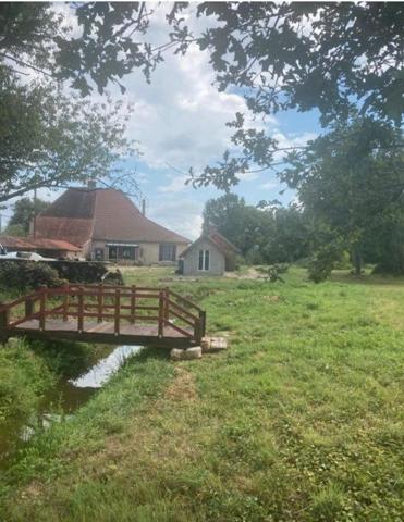 Maison en pierre rénovée - cadre verdoyant, à proximité immédiate des commodités.