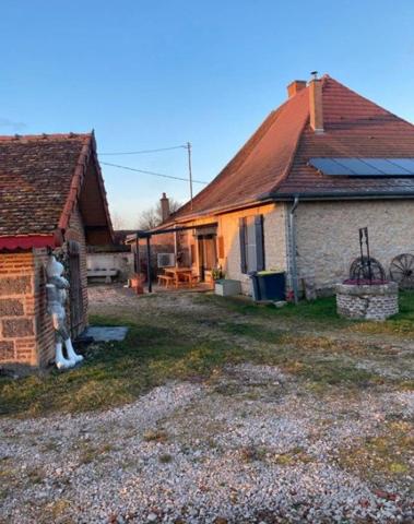 Maison en pierre rénovée - cadre verdoyant, à proximité immédiate des commodités.