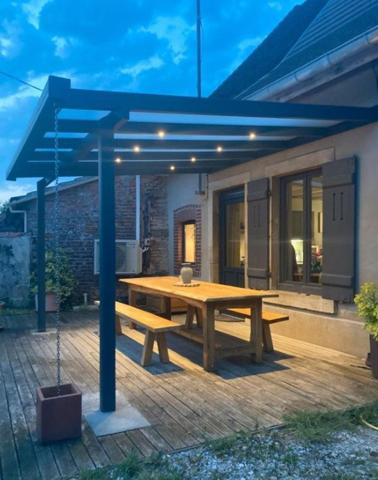 Maison en pierre rénovée - cadre verdoyant, à proximité immédiate des commodités.