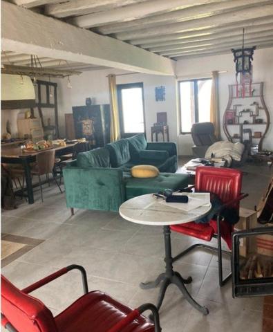 Maison en pierre rénovée - cadre verdoyant, à proximité immédiate des commodités.