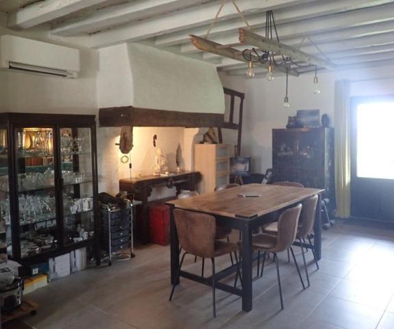 Maison en pierre rénovée - cadre verdoyant, à proximité immédiate des commodités.