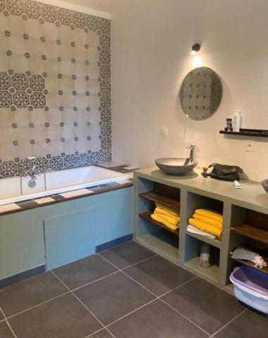 Maison en pierre rénovée - cadre verdoyant, à proximité immédiate des commodités.