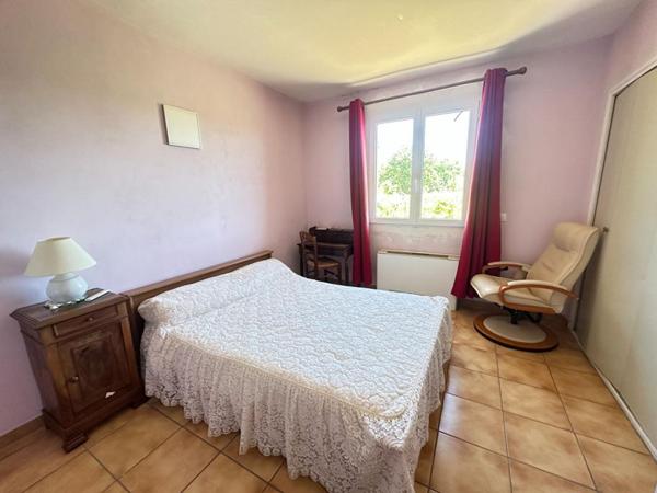 À vendre : Maison familiale avec piscine, jardin et vue imprenable à La Tour-d'Aigues