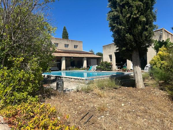 À vendre : Maison familiale avec piscine, jardin et vue imprenable à La Tour-d'Aigues