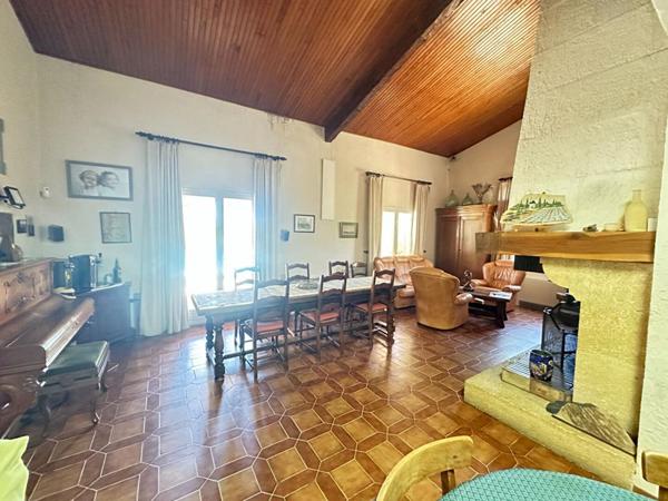 À vendre : Maison familiale avec piscine, jardin et vue imprenable à La Tour-d'Aigues