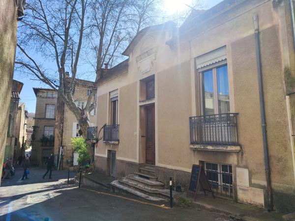 Cucuron, belle demeure de village avec toit terrasse