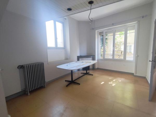 Cucuron, belle demeure de village avec toit terrasse