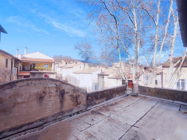 Cucuron, belle demeure de village avec toit terrasse