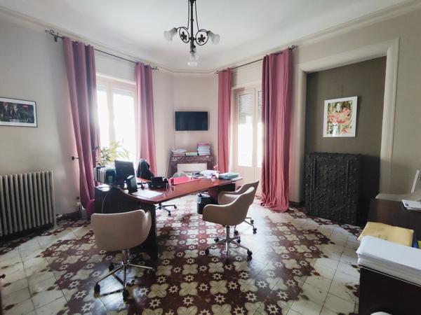 Cucuron, belle demeure de village avec toit terrasse