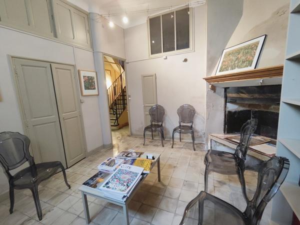 Cucuron, belle demeure de village avec toit terrasse