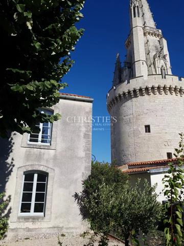 Maison d’exception, 70 m² sur 2 étages, au pied de la Tour de la Lanterne de La Rochelle