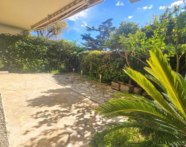 A VENDRE - NICE / CORNICHE FLEURIE : Grand 2 pièces de 57m2 avec extérieur. Fort potentiel !