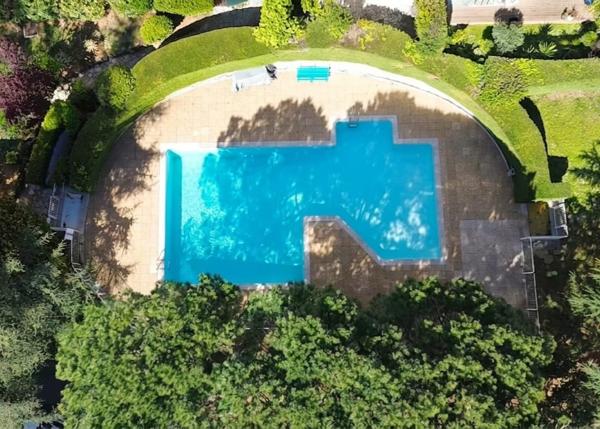 A VENDRE - NICE / CORNICHE FLEURIE : Grand 2 pièces de 57m2 avec extérieur. Fort potentiel !
