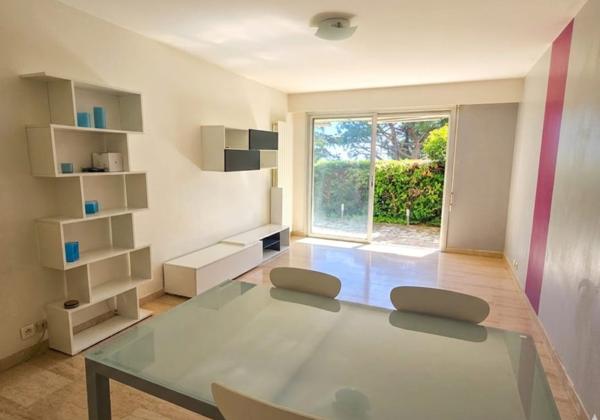 A VENDRE - NICE / CORNICHE FLEURIE : Grand 2 pièces de 57m2 avec extérieur. Fort potentiel !