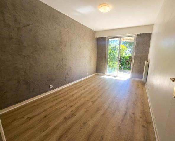 A VENDRE - NICE / CORNICHE FLEURIE : Grand 2 pièces de 57m2 avec extérieur. Fort potentiel !