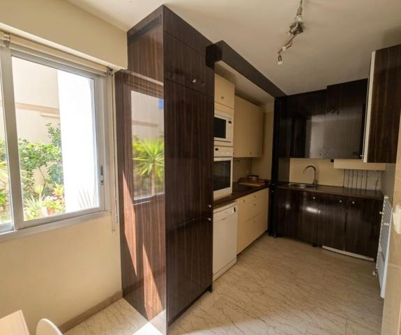 A VENDRE - NICE / CORNICHE FLEURIE : Grand 2 pièces de 57m2 avec extérieur. Fort potentiel !