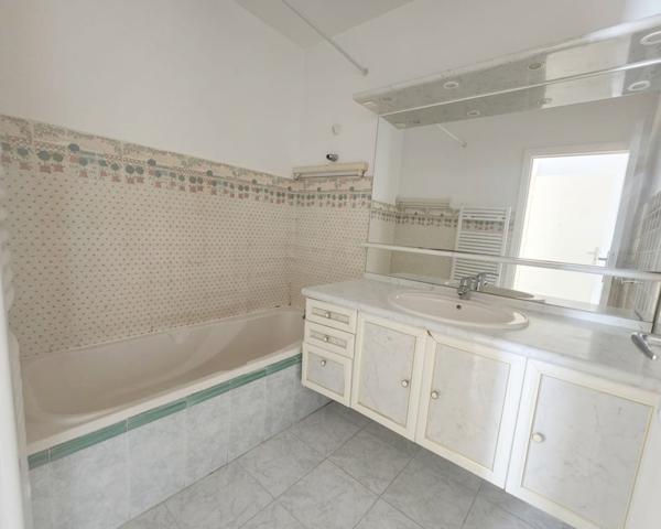 A VENDRE - NICE / CORNICHE FLEURIE : Grand 2 pièces de 57m2 avec extérieur. Fort potentiel !