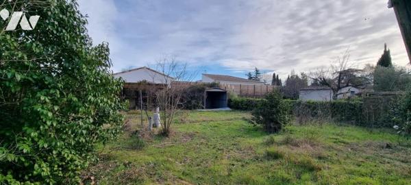 Maison d'habitation mitoyenne de type 5 érigée sur 2 niveaux avec terrasse, vaste jardin et garage.