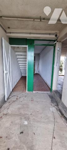 Maison d'habitation mitoyenne de type 5 érigée sur 2 niveaux avec terrasse, vaste jardin et garage.