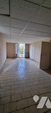 Maison d'habitation mitoyenne de type 5 érigée sur 2 niveaux avec terrasse, vaste jardin et garage.