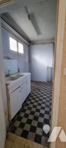 Maison d'habitation mitoyenne de type 5 érigée sur 2 niveaux avec terrasse, vaste jardin et garage.