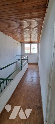 Maison d'habitation mitoyenne de type 5 érigée sur 2 niveaux avec terrasse, vaste jardin et garage.