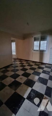 Maison d'habitation mitoyenne de type 5 érigée sur 2 niveaux avec terrasse, vaste jardin et garage.