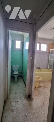 Maison d'habitation mitoyenne de type 5 érigée sur 2 niveaux avec terrasse, vaste jardin et garage.