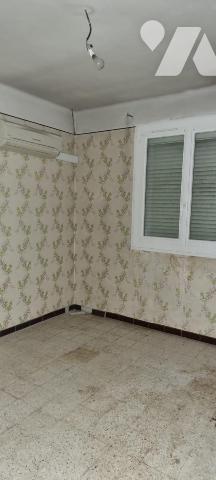 Maison d'habitation mitoyenne de type 5 érigée sur 2 niveaux avec terrasse, vaste jardin et garage.