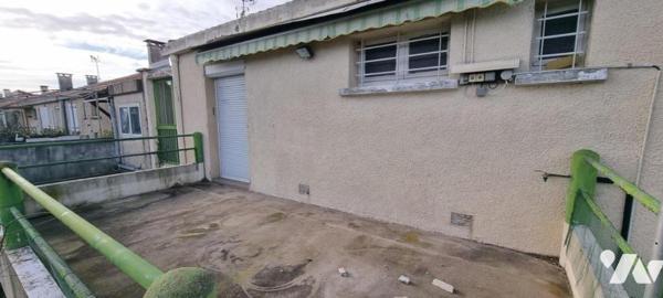 Maison d'habitation mitoyenne de type 5 érigée sur 2 niveaux avec terrasse, vaste jardin et garage.