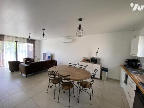 COURTHEZON, maison de ville récente avec jardin et garage