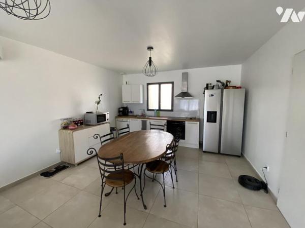 COURTHEZON, maison de ville récente avec jardin et garage