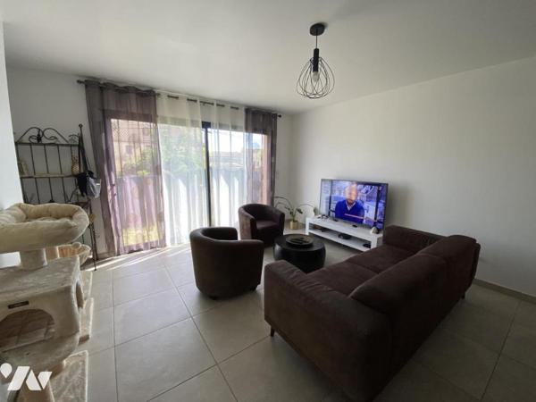 COURTHEZON, maison de ville récente avec jardin et garage