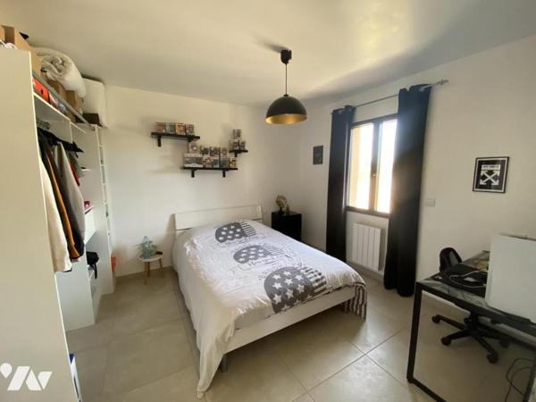 COURTHEZON, maison de ville récente avec jardin et garage