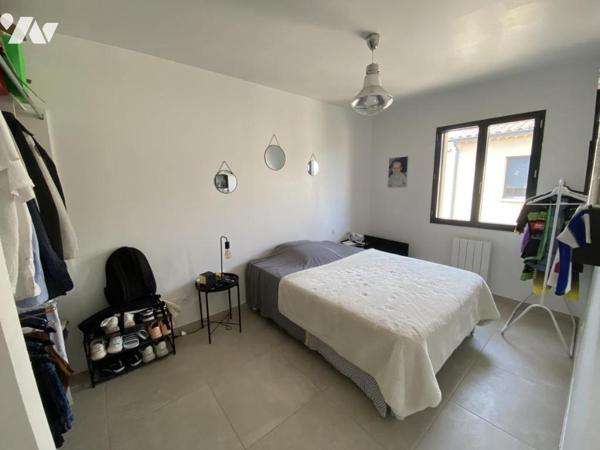 COURTHEZON, maison de ville récente avec jardin et garage