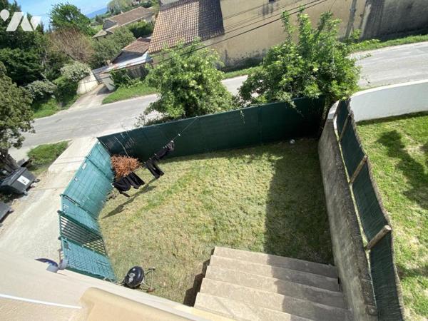 COURTHEZON, maison de ville récente avec jardin et garage