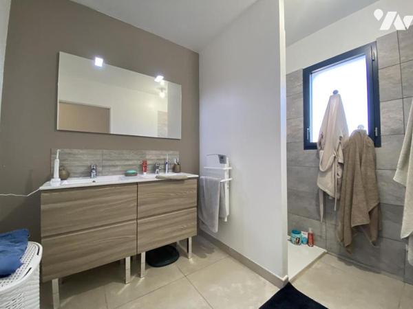 COURTHEZON, maison de ville récente avec jardin et garage