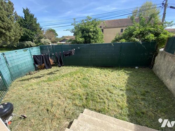 COURTHEZON, maison de ville récente avec jardin et garage