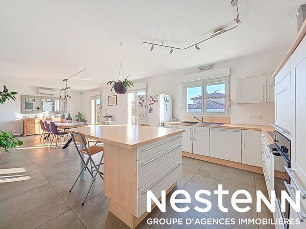 Maison individuelle à Chassieu. 170 m² habitables. 6 chambres. sous-sol. Terrain.