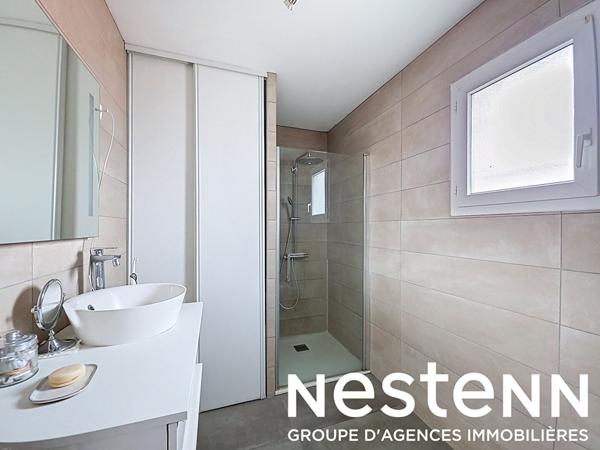 Maison individuelle à Chassieu. 170 m² habitables. 6 chambres. sous-sol. Terrain.