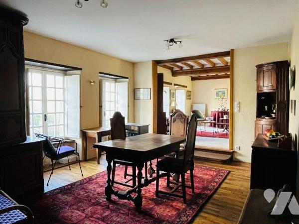 A vendre sur la commune de Sourdeval dans le bourg de Vengeons, maison individuelle en pierres ...