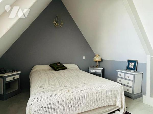 A vendre sur la commune de Sourdeval dans le bourg de Vengeons, maison individuelle en pierres ...