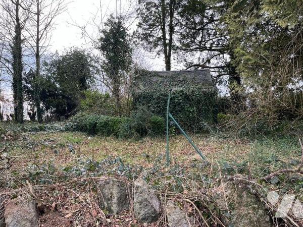 A vendre sur la commune de Sourdeval dans le bourg de Vengeons, maison individuelle en pierres ...