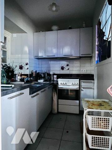 A vendre sur la commune de Sourdeval dans le bourg de Vengeons, maison individuelle en pierres ...