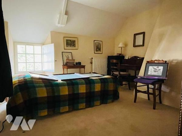 A vendre sur la commune de Sourdeval dans le bourg de Vengeons, maison individuelle en pierres ...