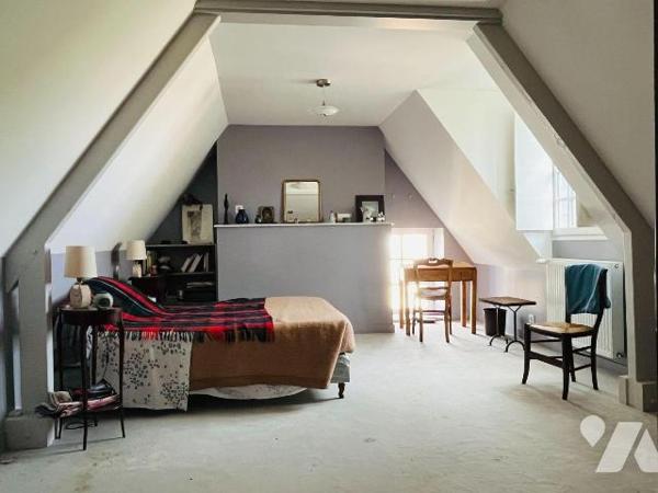 A vendre sur la commune de Sourdeval dans le bourg de Vengeons, maison individuelle en pierres ...