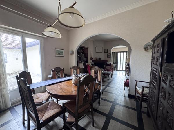 Maison 8 pièce(s) 5 chambre(s) 215 m²