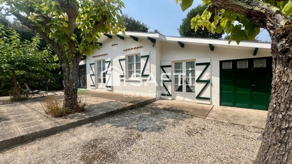 Dans un environnement paisible, cette maison de plain-pied est idéalement située à quelques centaines de mètres du lac.